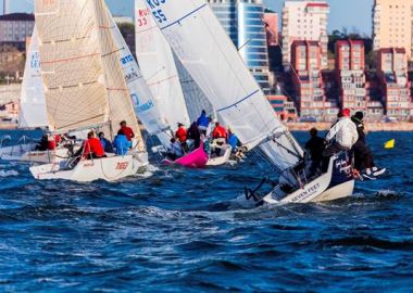 Яхтсмены Владивостока открыли сезон зрелищной гонкой