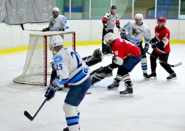 «Медведи» и «Вольфрам-А» выбиваются в лидеры НХЛ Приморья