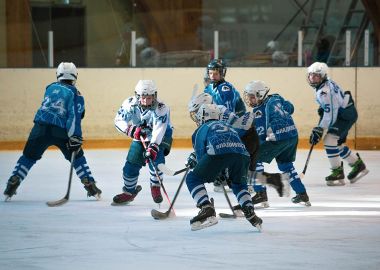 Юные хоккеисты Владивостока борются за путевки на краевой этап «Золотой шайбы»