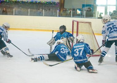 Юные хоккеисты Владивостока борются за путевки на краевой этап «Золотой шайбы»