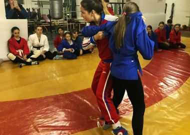 Чемпионка Кубка мира по самбо провела для школьниц Владивостока обучающую тренировку