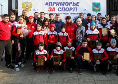 Олег Кожемяко наградил приморских спортсменов