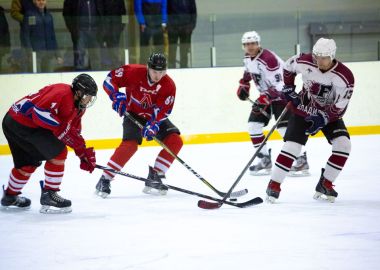 Хоккейные команды «Ледяные волки» и «Форсаж» сразятся в финале