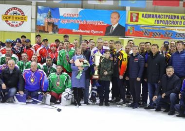 Олег Кожемяко наградил победителей хоккейного турнира имени Романа Клиза