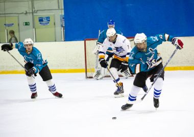 «Молот» и «Акулы ВМТП» сразятся за выход в финал Владивостокской хоккейной лиги