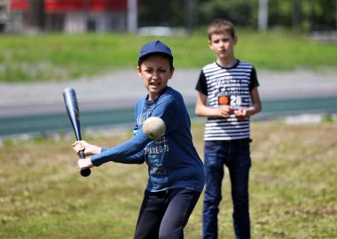 На спортивном празднике школьников познакомили с бейсболом