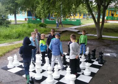 Юные шахматисты проводят летние каникулы с пользой