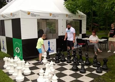 Во Владивостоке все желающие могут бесплатно поиграть в шахматы в парке отдыха