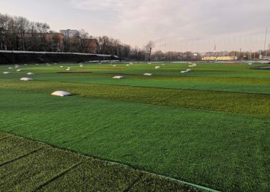 Новое футбольное поле начали укладывать на стадионе "Строитель"