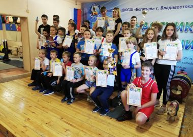 Юные владивостокские атлеты определили сильнейших в русском жиме