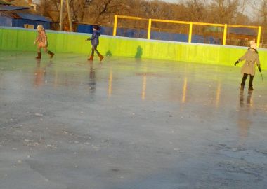 Новую хоккейную коробку открыли в приморском селе по инициативе местных жителей
