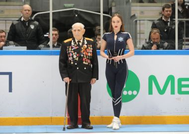 Ветеран Великой Отечественной войны дал напутствие игрокам перед матчем КХЛ в Приморье