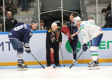 Ветеран Великой Отечественной войны дал напутствие игрокам перед матчем КХЛ в Приморье