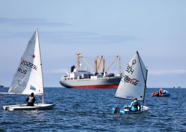 Юные яхтсмены Краевой спортивной школы вернулись к тренировкам на акватории Амурского залива