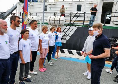 Олег Кожемяко наградил участников трехдневного экологического заплыва в Приморье