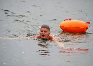 Олег Кожемяко наградил участников трехдневного экологического заплыва в Приморье