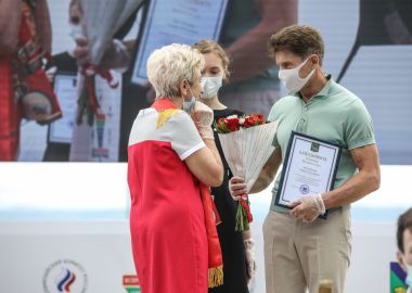 Олег Кожемяко наградил приморских спортсменов в День физкультурника